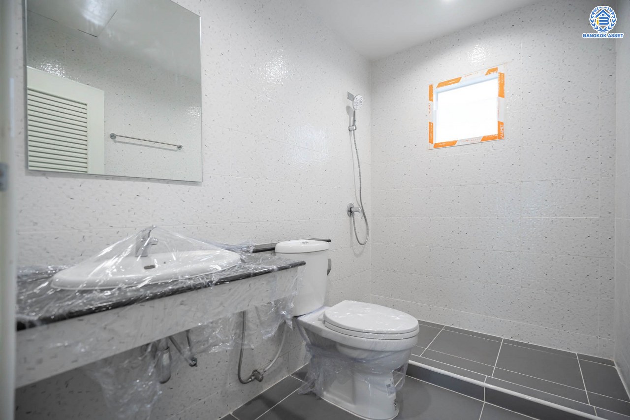 บ้านมือสองตกแต่งใหม่ โครงการ ภัสสร8 กาญจนาภิเษก (ซ.กันตนา) หลังมุม มีพื้นที่ขนาดใหญ่ เนื้อที่ 88.20 ตร.ว. ฟังก์ชั่น 3 ห้องนอน 3 ห้องน้ำ 1 ที่จอดรถ บนทำเลศักยภาพ โครงการติดถนนใหญ่ เข้า-ออกสะดวก ใกล้เซ็นทรัลเวสต์เกต รถไฟฟ้าสายสีม่วง "สถานีตลาดบางใหญ่" และจุดขึ้นทางด่วน "ศรีรัช"